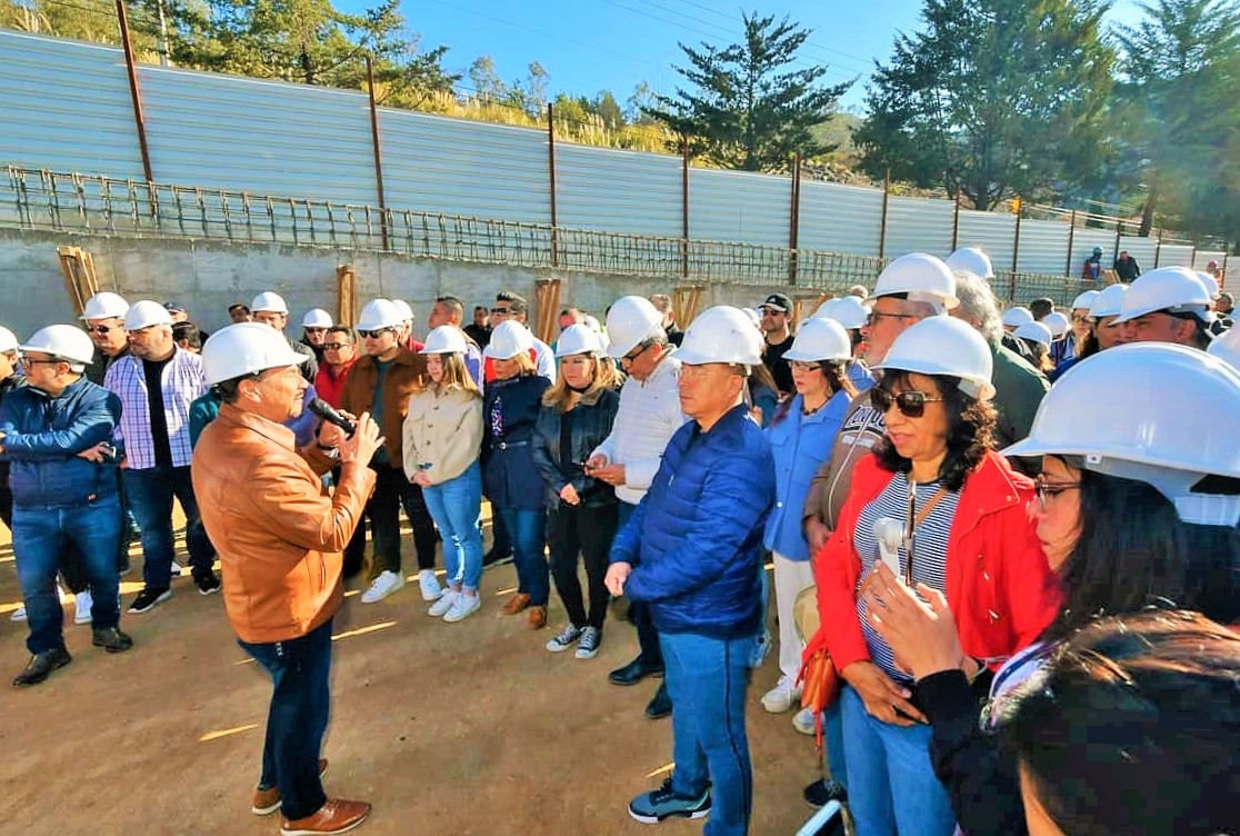 urbeesmeralda's tweet photo. "DEPRIMIDO" AL 70%
El Alcalde @Pedro_RVillegas y el titular de @residentesdeZE, Javier @jadavilac, realizaron una visita al #DeprimidoChiluca junto con presidentes de  fraccionamientos de #zonaesmeralda e invitados, para atestiguar los avances del 70% en esta obra emblemática. https://t.co/3JWy1pgqbr