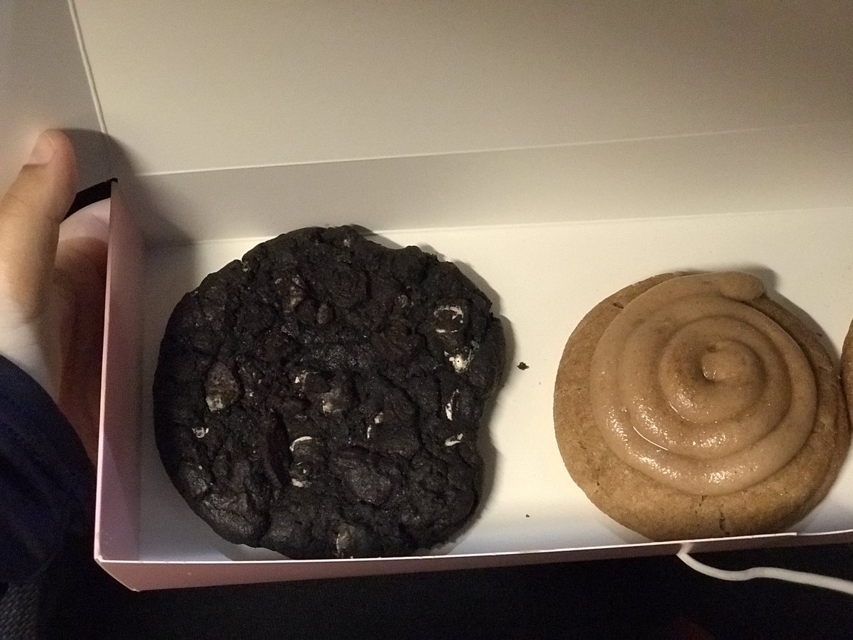 apple_ccruz's tweet photo. @CrumblCookies This week’s cookies not looking as advertised. It was a curbside order so just saw them as I got home 😔 https://t.co/skcgqVJY7J