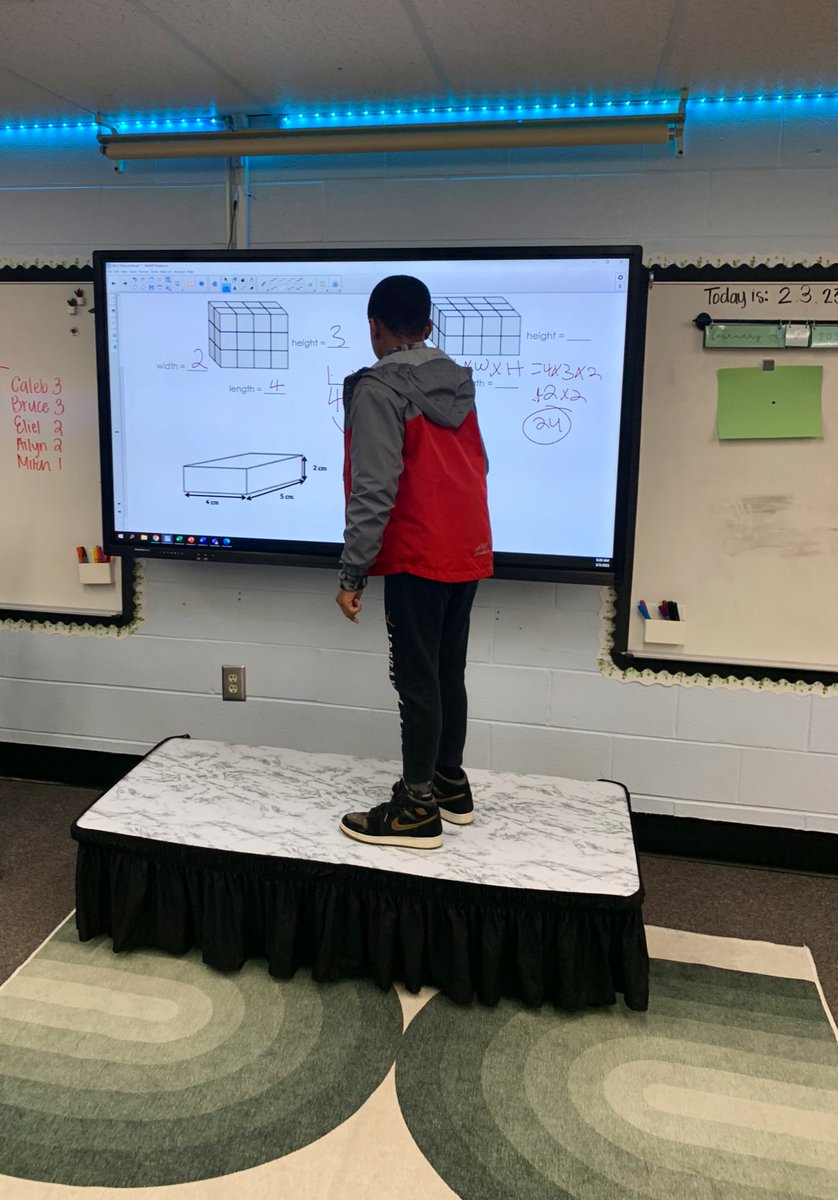 CreaStaWMrG's tweet photo. Our new classroom stage was put to good use this morning when reviewing for our math common assessment 🙌🏼 look at these student leaders sharing their strategies ! @CobbMathDept @CobbSchools @Comptoncubs #MakeAnImpact https://t.co/1rXnu84BYs