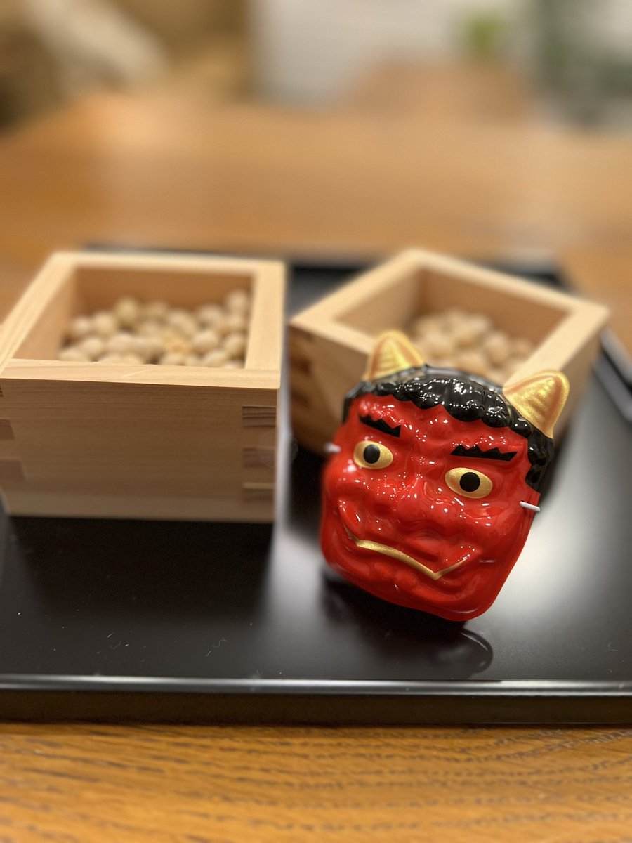 abechiaki's tweet photo. 今日は立春。
東洋思想を長く学んでいると、毎年立春を迎えてようやく新しい年の気が動き出したなと思います。
昨日は家の窓を全部開けて、豆撒きで邪気払い。部屋の空気がガラリと入れ替わってスッキリしました。
食べる豆の数の多さに驚きましたが(笑)、気持ちも新たに、2023年も頑張りますか。 https://t.co/ooIMZo45SU