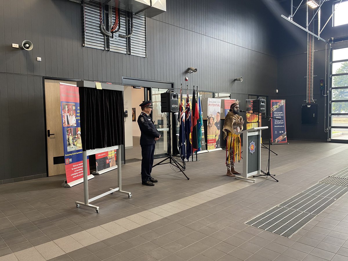 SA_MFS's tweet photo. Wonderful to welcome the brand new $9.75m #Noarlunga Command Fire Station.
Replacing former Christie Downs Fire Station which faithfully served the community for 45 years.
A place for all emergency services to train together & manage significant emergencies in Adelaide’s south. https://t.co/uyAaRznZgZ