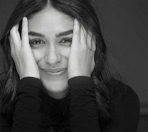 jyomrunal's tweet photo. Your picture stored in my heart and my mind running with your thoughts 🤗
#MrunalThakur #IndianActress #Princess #FansLover #JyothiMrunal https://t.co/1mfbHY0yA9