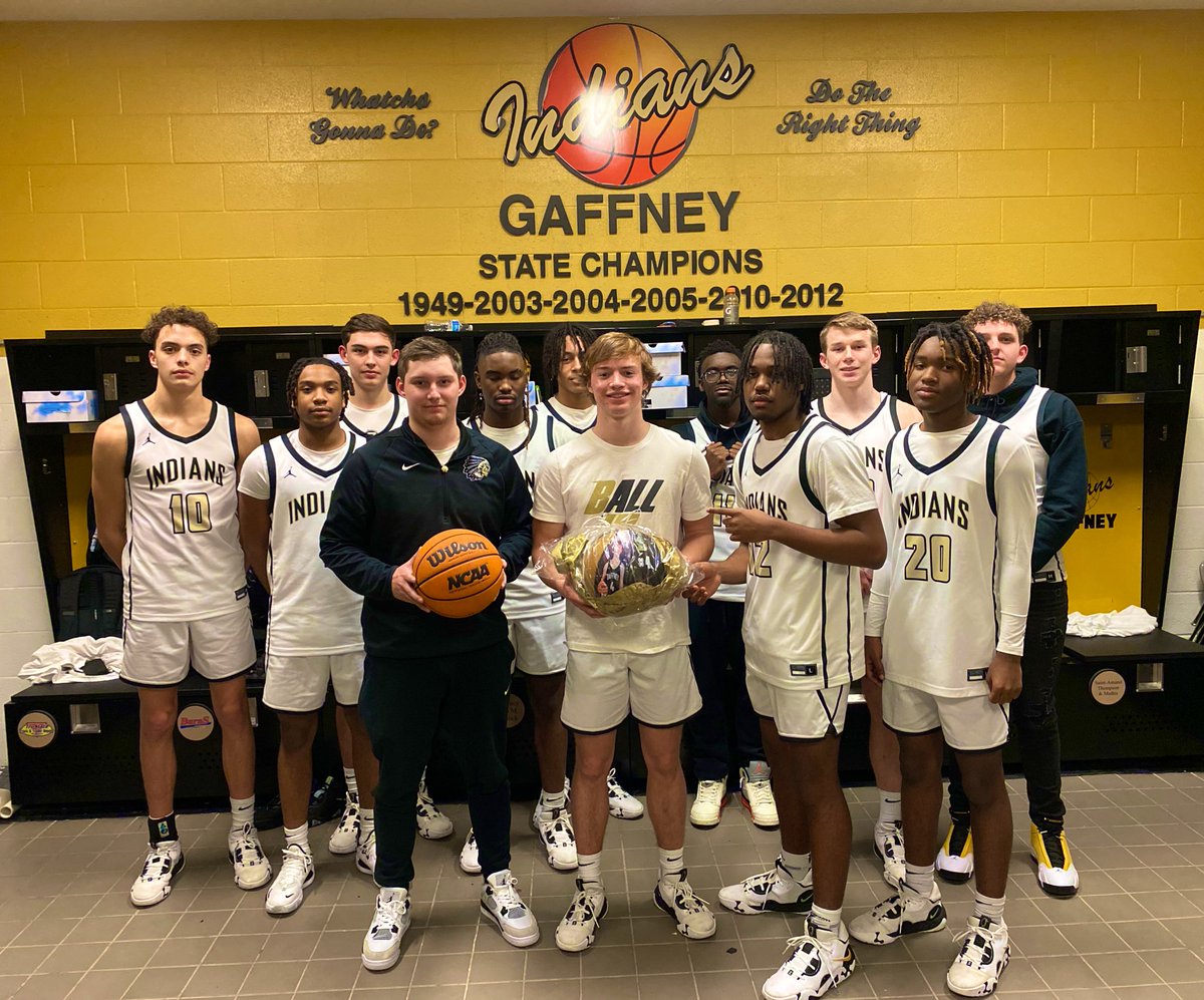 GaffneyHoops's tweet photo. Heartbreaking loss tonight to a well coached @bulldoghoops1 team! Really wanted this one for our one senior but unfortunately it wasn’t enough. Can’t say enough about @j_mathis1 and what he means to this program. We love you J Money! 🖤💛 https://t.co/qlEBjm57gw