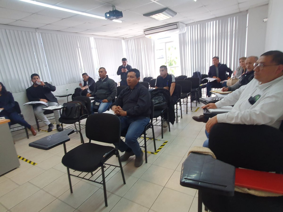 AMESP_oficial's tweet photo. Con éxito cerramos el curso en el #EC0076 del @ConocerMx donde nuestra Directora General Lic. @vtorreslanda entrega reconocimiento a los participantes de nuestros asociados @Rms_seguridad #SPPP #GRIP3 #BytekSeguridadPrivada #Capitell RE & MI #Metropol y @anerpv_mx
#FuerzaAMESP https://t.co/0BJx3UkBEl