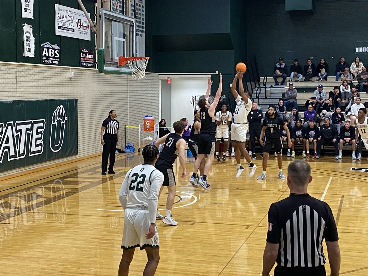 SavalaSmith's tweet photo. Fun night with basketball at home (my ideal way to finish out my first week). https://t.co/uuy55EEOA3