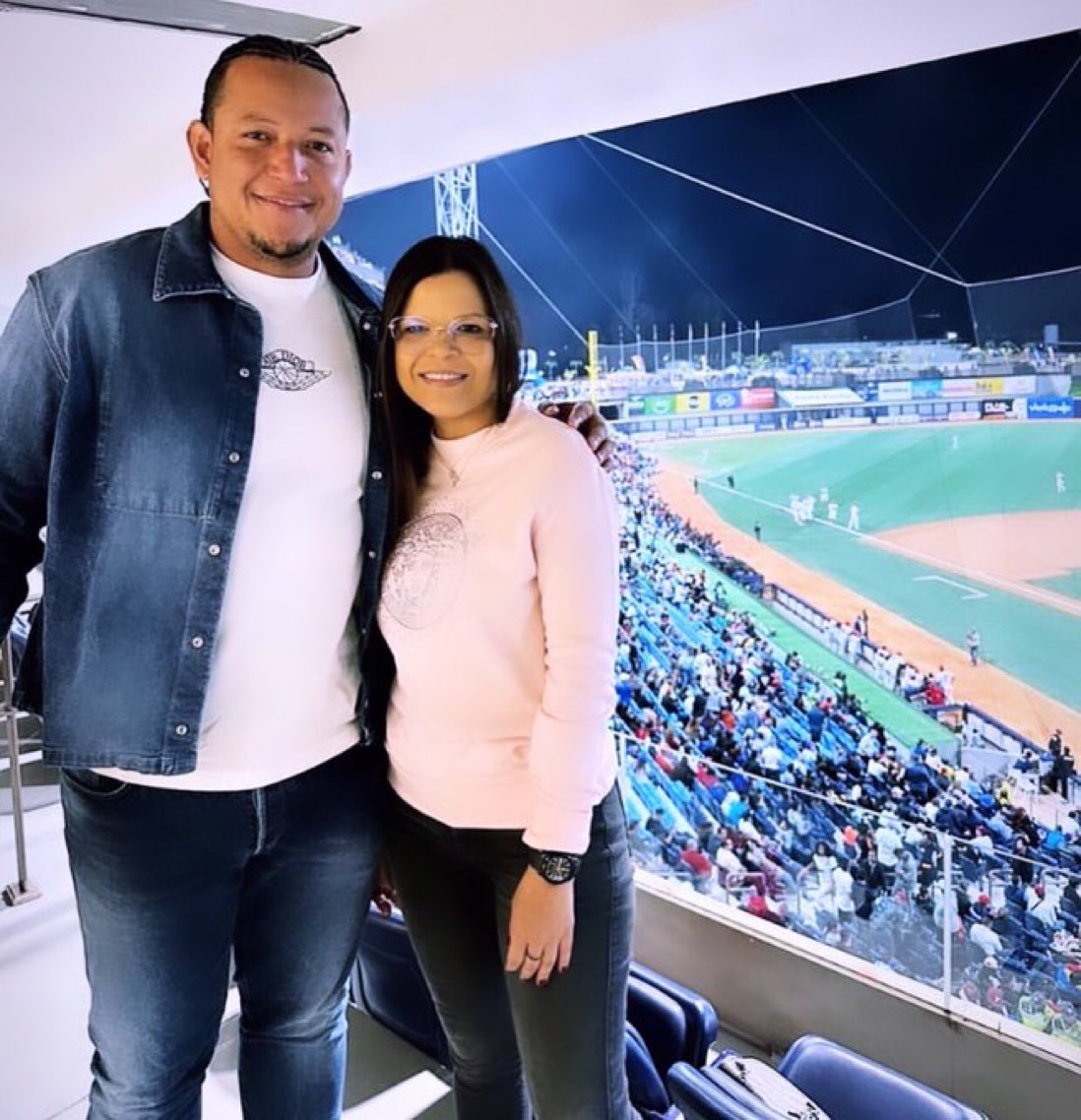 plomoparejo's tweet photo. Solo enchufados y personal autorizado para el juego de anoche ...Miguel es de confianza de los zurdos y del teton ... https://t.co/wvhoGQLujQ