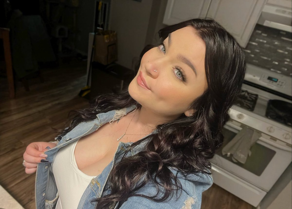 srptaylor's tweet image. top shelf , you can’t reach her