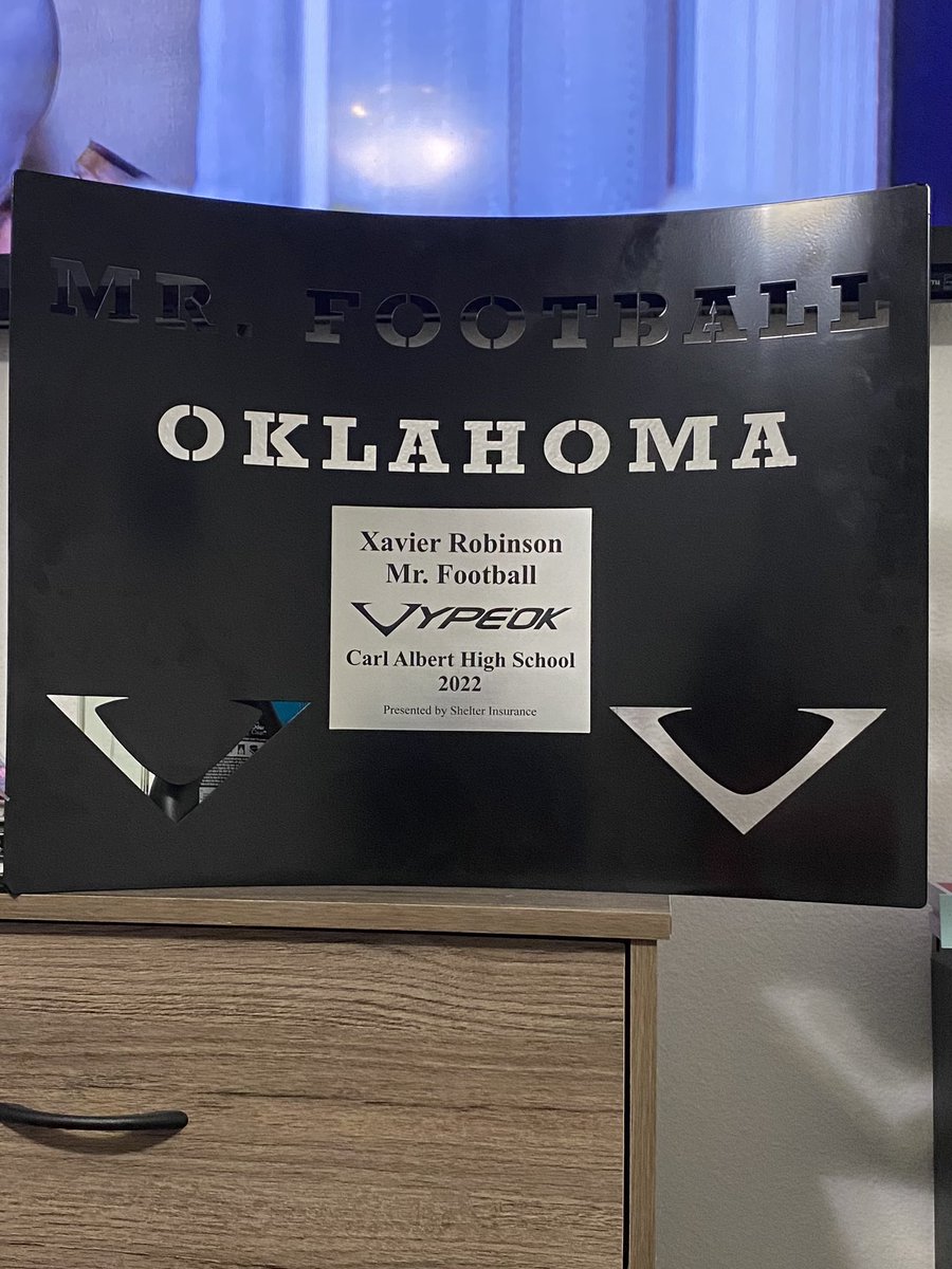 Beyond GRATEFUL to receive this award from <a href="/VYPEOK/">VYPE Oklahoma</a> 👀 @CAHS_FOOTBALL17 <a href="/Coach_Langs/">Jordan Langs</a> <a href="/Coach_Mike_D/">Mike Dunn, M.Ed, CAA</a>