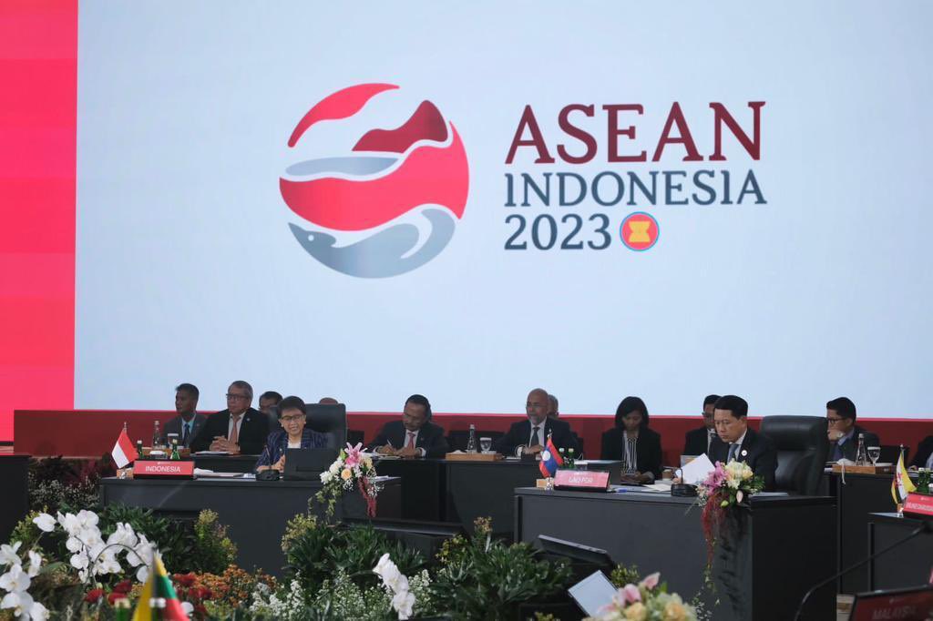 Menlu_RI's tweet photo. One of the main agendas of the 32nd ASEAN Coordinating Council (3/2) was to brief the meeting on Indonesia’s ASEAN Chairmanship Priorities and deliverables throughout the year. We also welcomed Timor Leste’s participation in ASEAN Meeting, with an observer status. https://t.co/QRytJbsttC