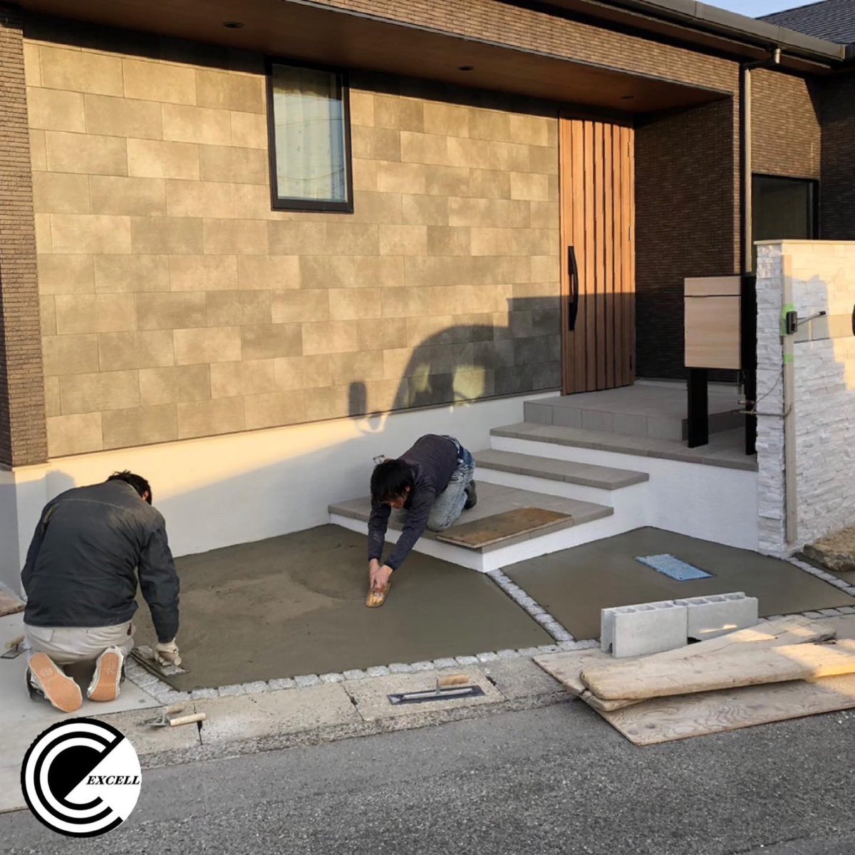 excell_garden's tweet photo. こんにちは！

洗い出しコンクリート作業中の
お写真です🫡⛑

新築アパートの外構が
無事に完成したので
個人宅様の外構工事に
取り掛かっております☺️

おうちのお顔となる大事な外構🏘🌿
業者選び悩みますよね🤔🌀

多くの業者様がある中で
エクセルを選んでいただけるのは
すごく嬉しいです🥹🙏💞 https://t.co/y3nno29RZZ