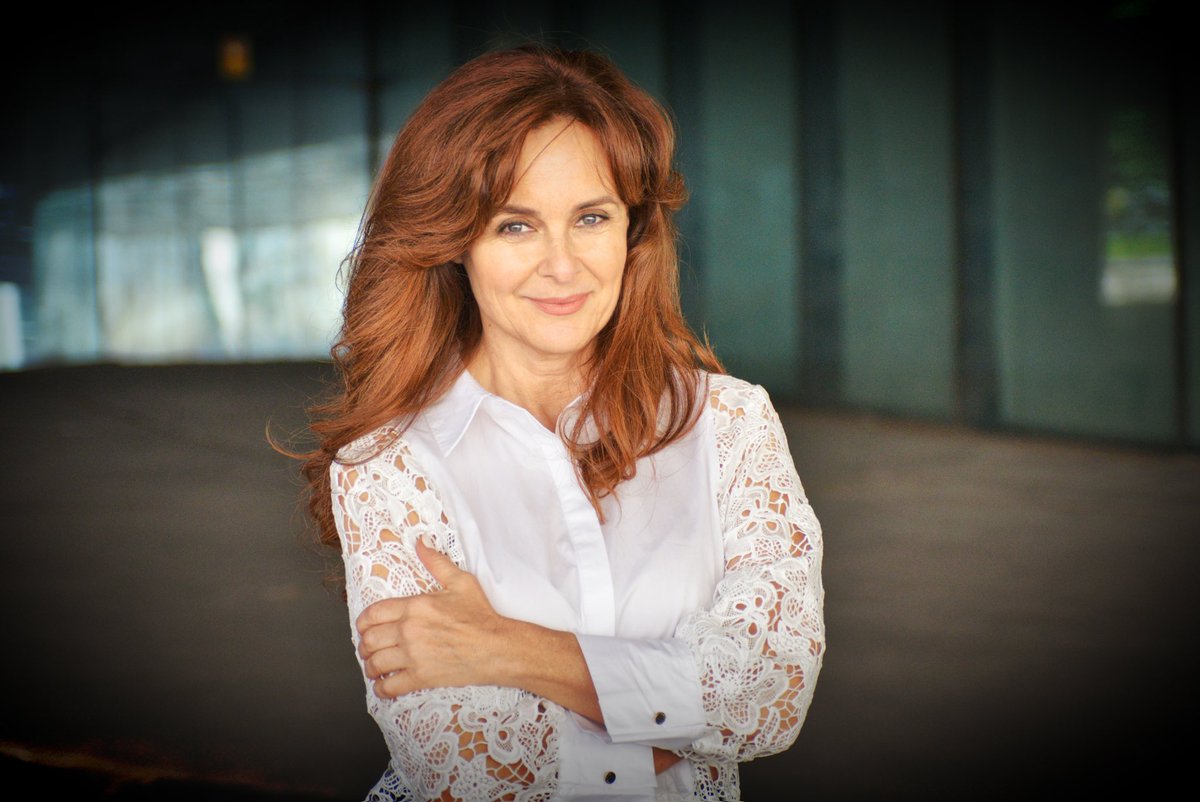 SilviaMarso's tweet photo. “Yo no estimo hermosura que vencida, 
es despojo civil de las edades,
ni riqueza me agrada fementida,
teniendo por mejor en mis verdades,
consumir vanidades de la vida,
que consumir la vida en vanidades”.
#sorjuanainesdelacruz 
Pues habrá que reflexionar al respecto 🤔 https://t.co/e424TYJ5ck
