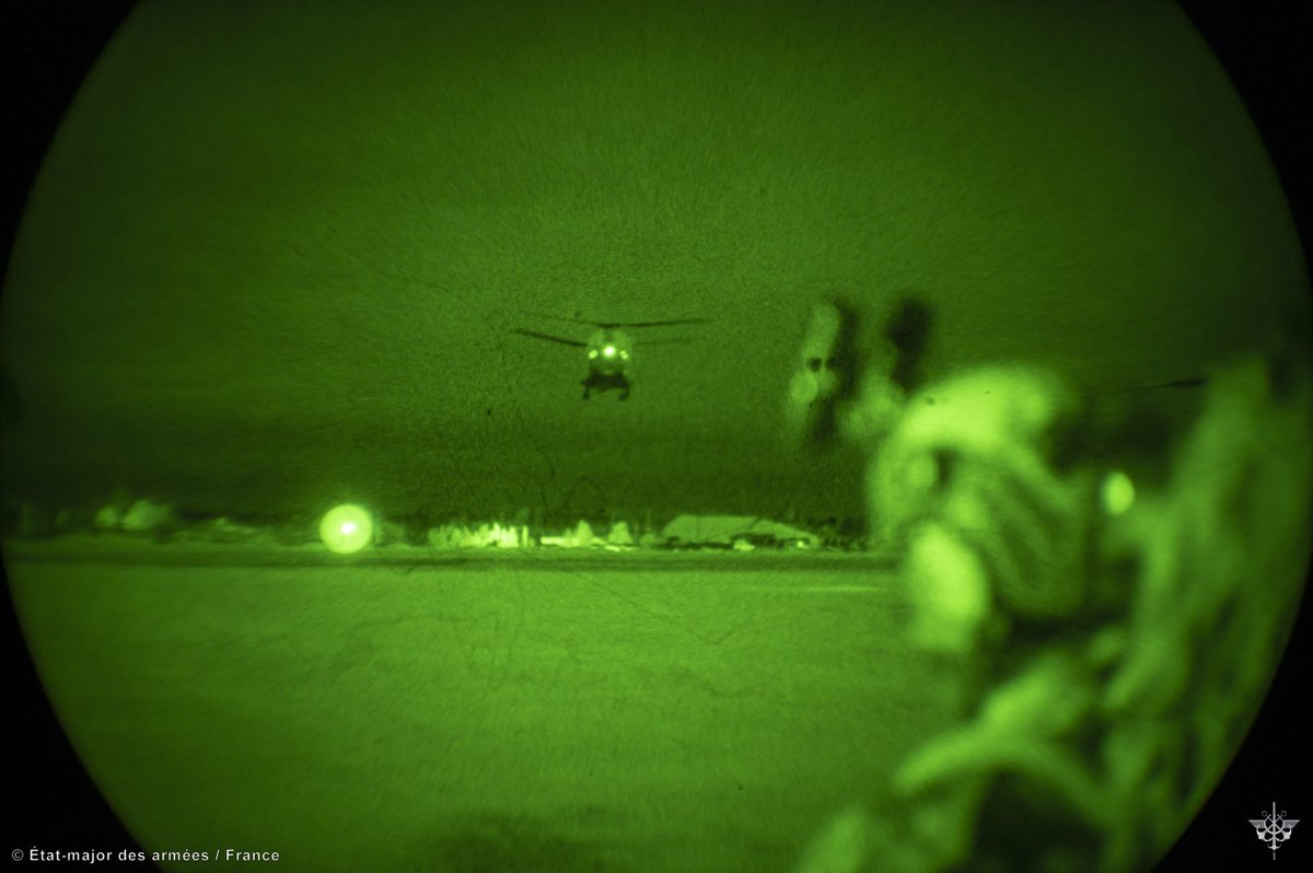 FrForcesEstonia's tweet image. Deep into the night, following a heliborne operation with 🇬🇧 CH-47 Chinook, our 🇫🇷 @27bim mountain commandos infiltrated in the area of operations. 
➡️ Their mission: collecting information for the battlegroup without being located by the enemy. #Wintercamp