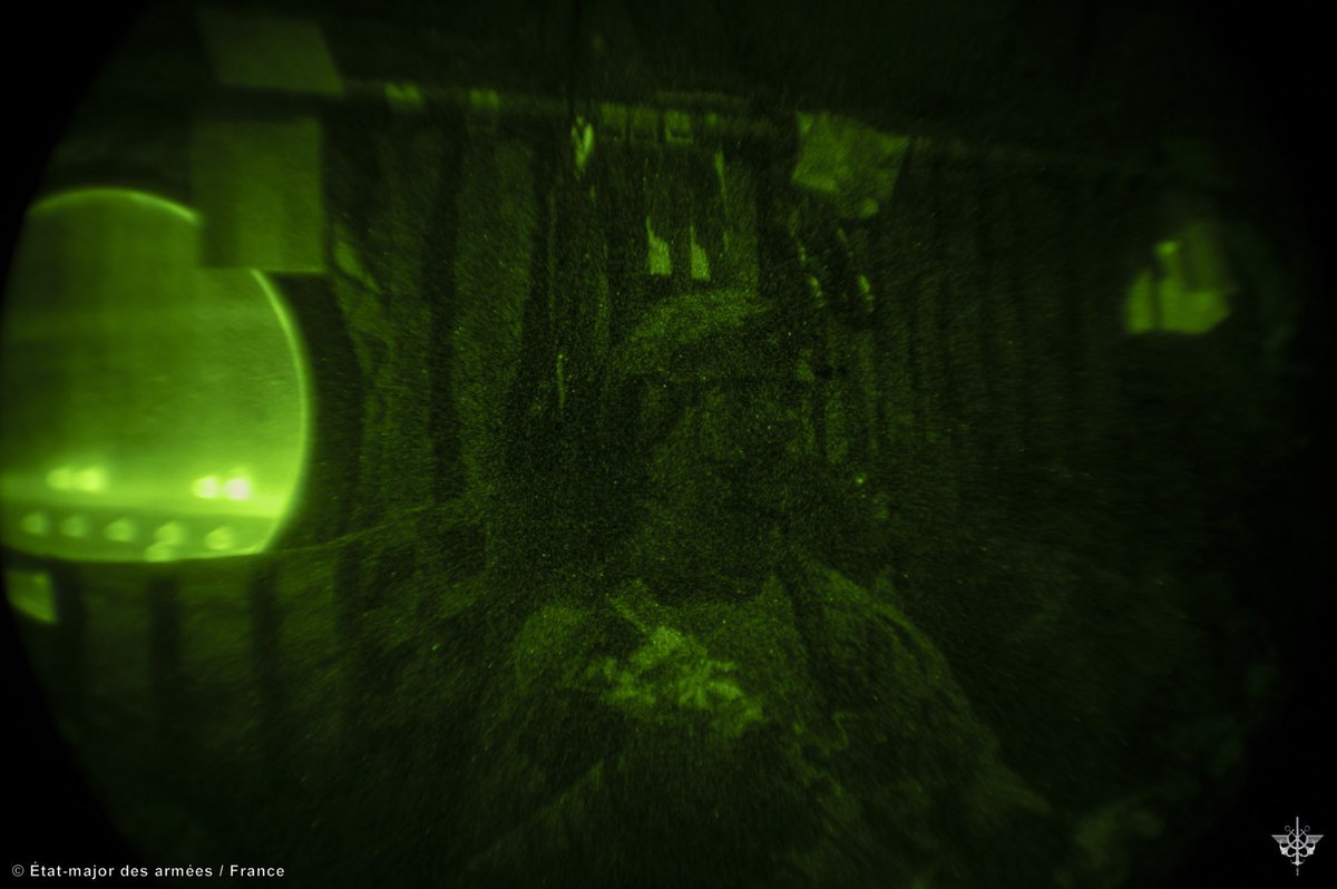 FrForcesEstonia's tweet image. Deep into the night, following a heliborne operation with 🇬🇧 CH-47 Chinook, our 🇫🇷 @27bim mountain commandos infiltrated in the area of operations. 
➡️ Their mission: collecting information for the battlegroup without being located by the enemy. #Wintercamp