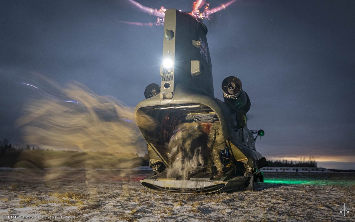 FrForcesEstonia's tweet image. Deep into the night, following a heliborne operation with 🇬🇧 CH-47 Chinook, our 🇫🇷 @27bim mountain commandos infiltrated in the area of operations. 
➡️ Their mission: collecting information for the battlegroup without being located by the enemy. #Wintercamp