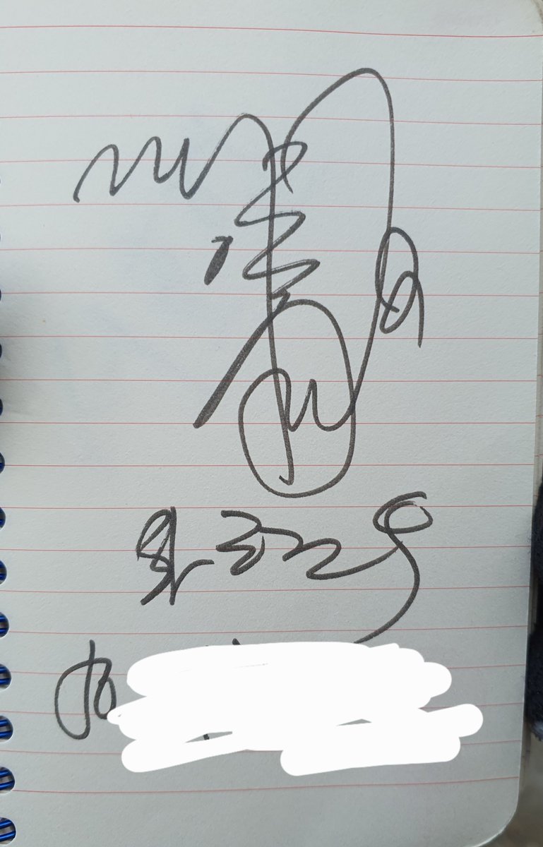 하현우랑 셀카 찍고 사인도 받았음!!!ㅠㅠㅠ 
내 안티에고 모자 보더니 '어, 모자 이쁘다!!'이러던데 저번에도 그러더니 모자만 보면 자동반사인 거냐고ㅠㅠㅠ 셀카 찍는데 볼하트 한번만 해달라니까 고개 슬쩍 손 쪽으로 옮겨줌ㅠㅠ(근데 내가 실수함!!ㅠㅜ)