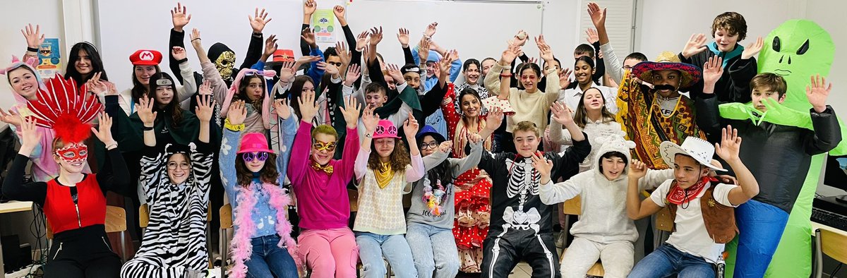 Nat45p's tweet photo. Une belle journée pour ce 1er CARNAVAL au #collegeRenoir45 avec la participation de toute la communauté scolaire et du groupe Sambar’Ouf #Carnaval2023 @ac_orleanstours https://t.co/2AnpeJdpdu