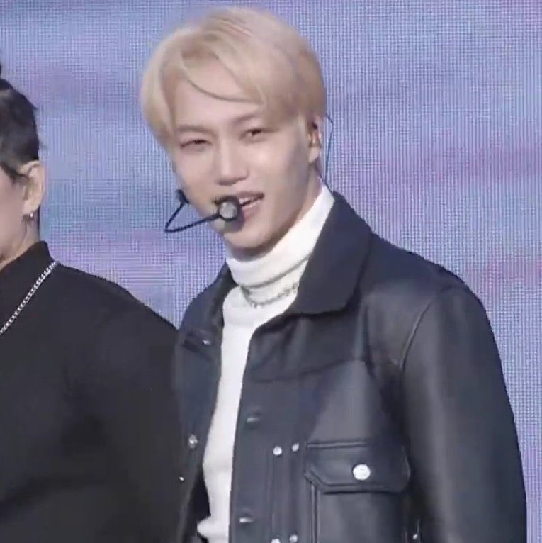 xunhuas's tweet photo. Jongin dyed his hair blonde~! 🧑🏼✨ https://t.co/6mvBhSWcy8