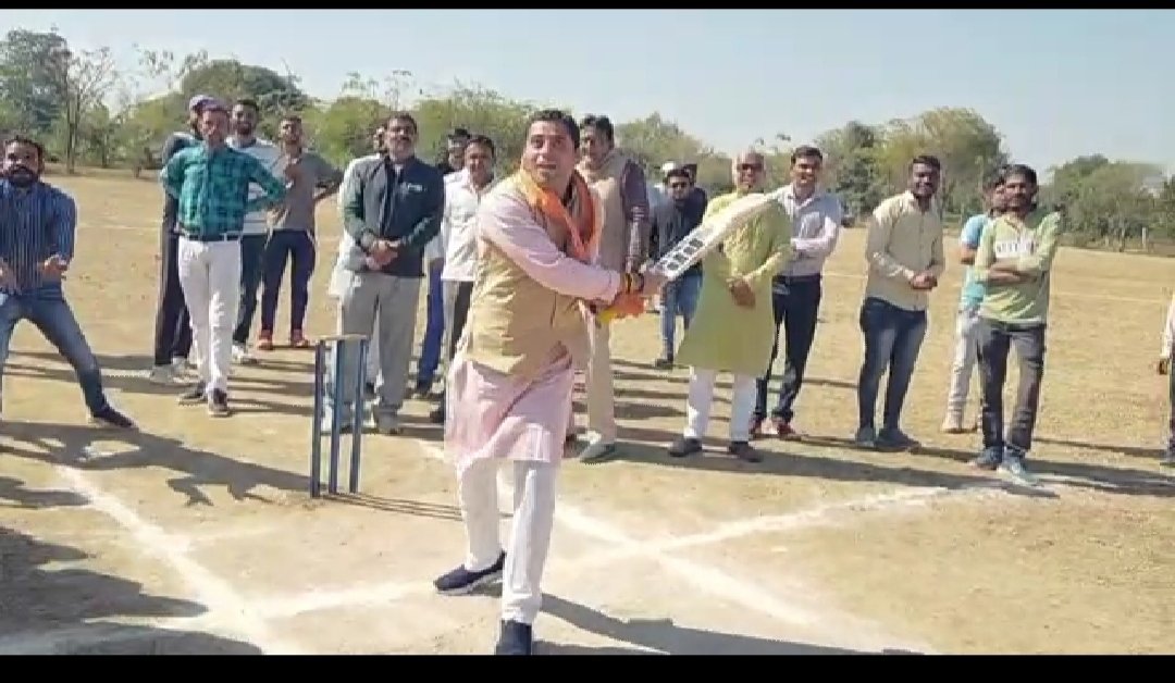 sunilshrirambjp's tweet photo. #खेलेग_मंदसौर #खेलेगा_मध्यप्रदेश
#स्थान #भेसोदा
#मण्डल_भेसोदा मण्डल
में क्रिकेट प्रतियोगिता में खिलाड़ियों से परिचय प्राप्त किया।अटलबिहारी वाजेपयी जी के चित्र पर माल्यार्पण करके युवाओ को संबोधित किया।  खेल मैदान में फीता काटकर खेल का शुभारंभ किया। @MPBJYM
@vaibhavpawarmp https://t.co/rfM45rXPVe