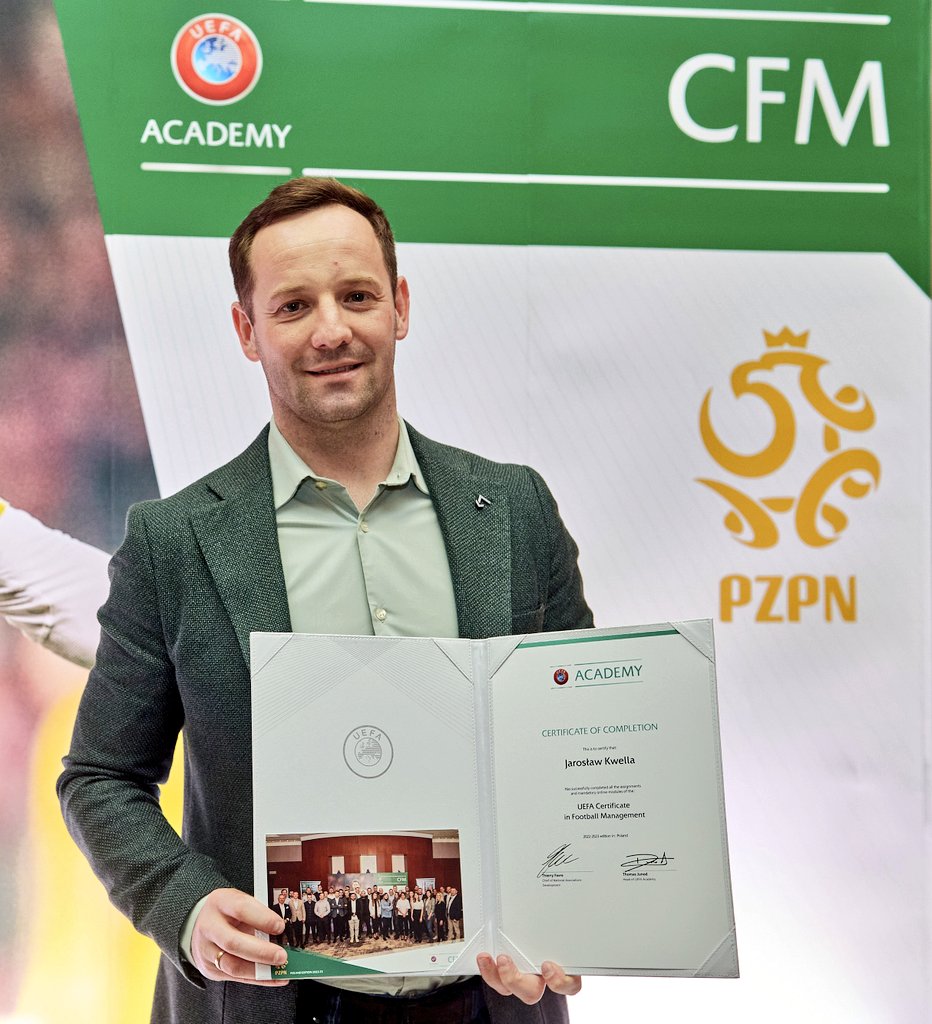 jarek_kwella's tweet image. Jestem dumnym absolwentem UEFA Certificate in Football Management! Po kilku miesiącach ciężkiej pracy i wiedzy zdobytej na tych studiach, jestem gotowy do dalszego rozwoju w świecie futbolu. #UEFACertificate #FootballManagement #ProudGraduate 🎓🏆"