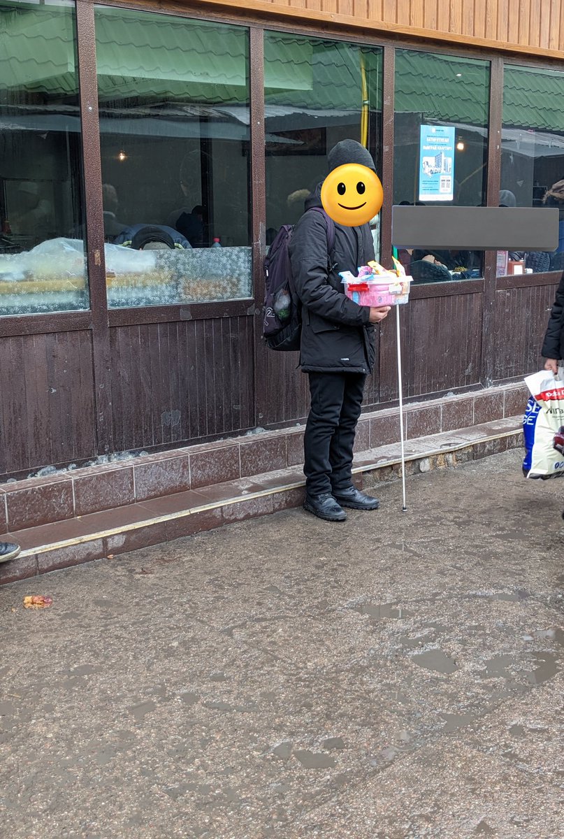 Достор, пожалуйста, давайте будем покупать у таких людей то, что они продают 🙂 Они честно трудятся 🥹 продают нужную мелочь типо влажные салфетки за около 50 сом, это даже не чашка кофе. Вам это зачтется как милостыня и человеку поможете 🙂 помогать легко 🕊️