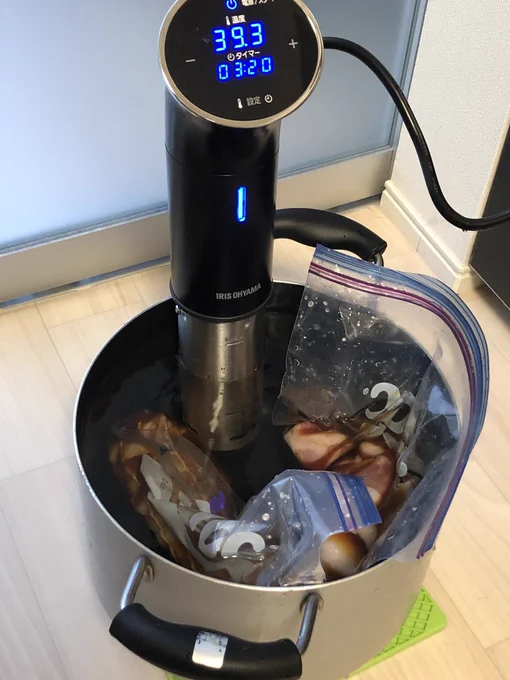 乾燥やばすぎて加湿器付けた 
