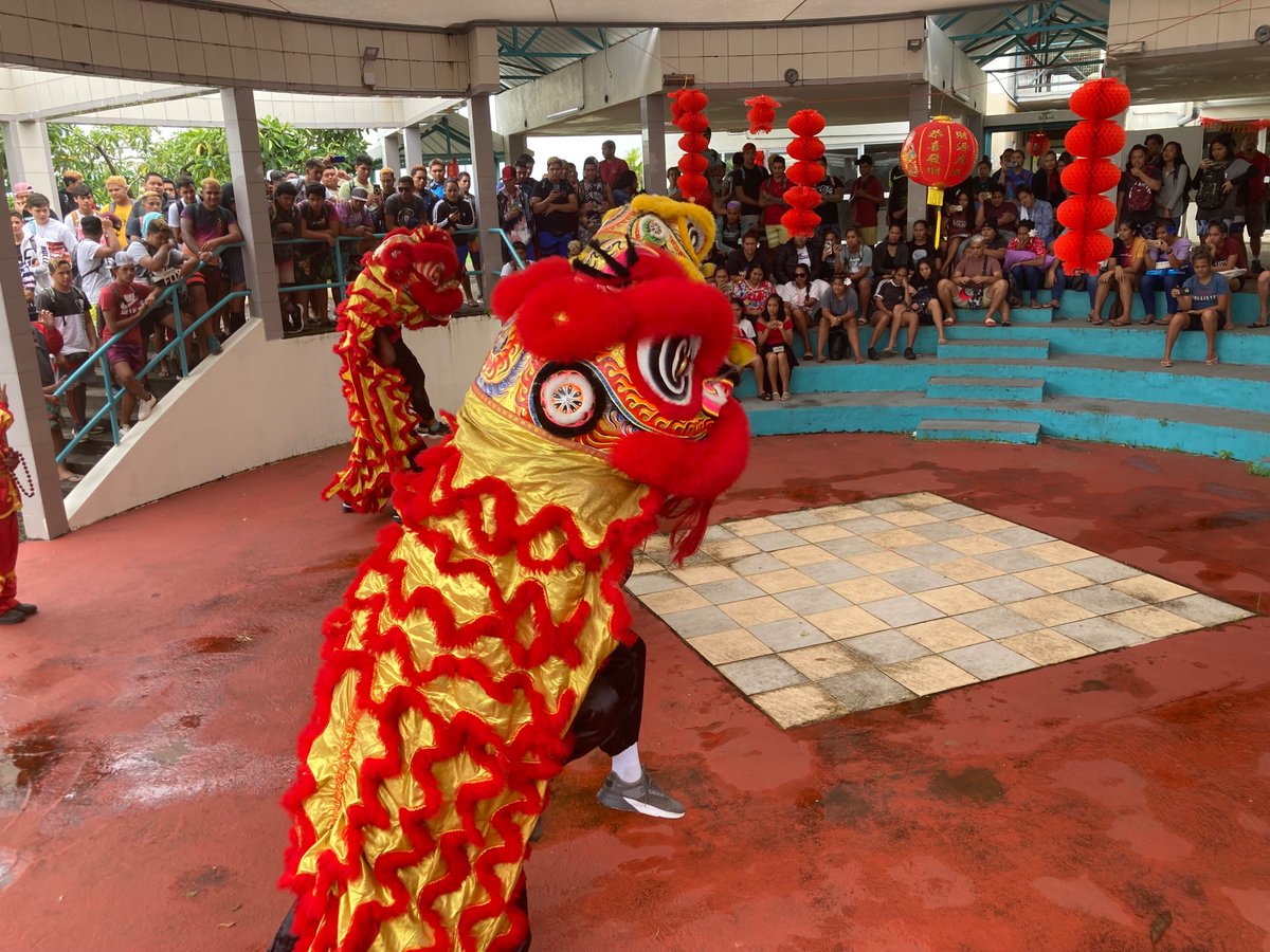 Blandiedoc's tweet photo. Festivités du Nouvel An chinois : les Lions apportent la bonne fortune au #LPMahina, sans oublier de passer par le #CDI #profdoc https://t.co/RHYNnHiYlo