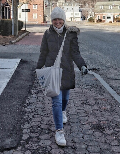 WinstedCitizen's tweet photo. DELIVERIES RESUME TODAY
w/ #Papergirls #Paperboys Young & Old #TheWinstedCitizen #PilotEdition
https://t.co/EvbdIFZiIC
#REYNALDOCRUZ photo of Ad / Circ Dir #RosemaryScanlon
https://t.co/YwzQGPxDGS https://t.co/G3tEjuGVm8