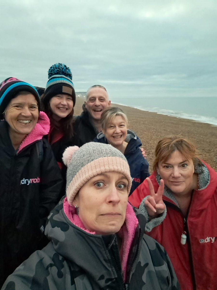 Ravilious's tweet photo. Emma's expression when Sue asked if anyone wanted to be a life model @purplepuffin @PirateSuJa @Torncalf #Seaford #SeaSwimming #Dryrobeteritory #ColdWate #SaturdayMorning https://t.co/Irmlfz7cHl