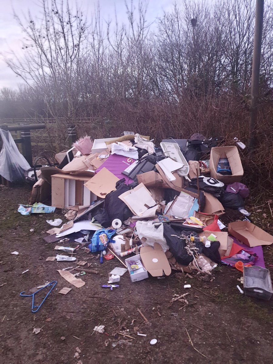 CETBrum's tweet image. Shocking disregard for #greenspaces!!! This is what we just found at the entrance of the Castle Vale Conservation Area. Far from looking our environment we are destroying it faster. It’s time to act!! Please contact @CETBrum if you have relevant info regarding #flytipping