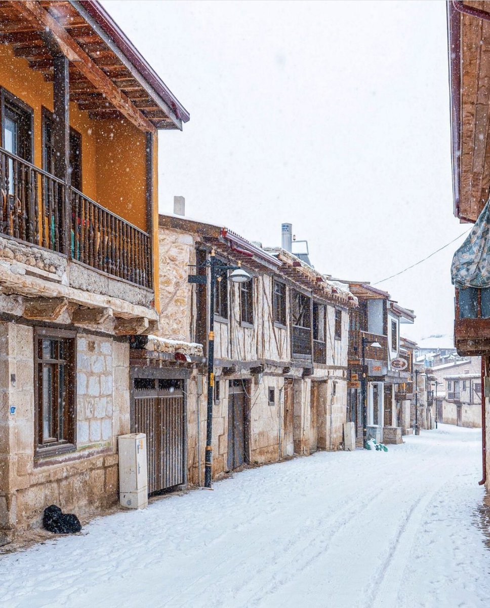 ayazini_'s tweet photo. ✨ Taş evleri, dar sokakları ve doğal güzellikleri ile Ayazini Metropolisi kışın karlar altında da çok güzel💛

#cumartesi https://t.co/4MAklP6sYC