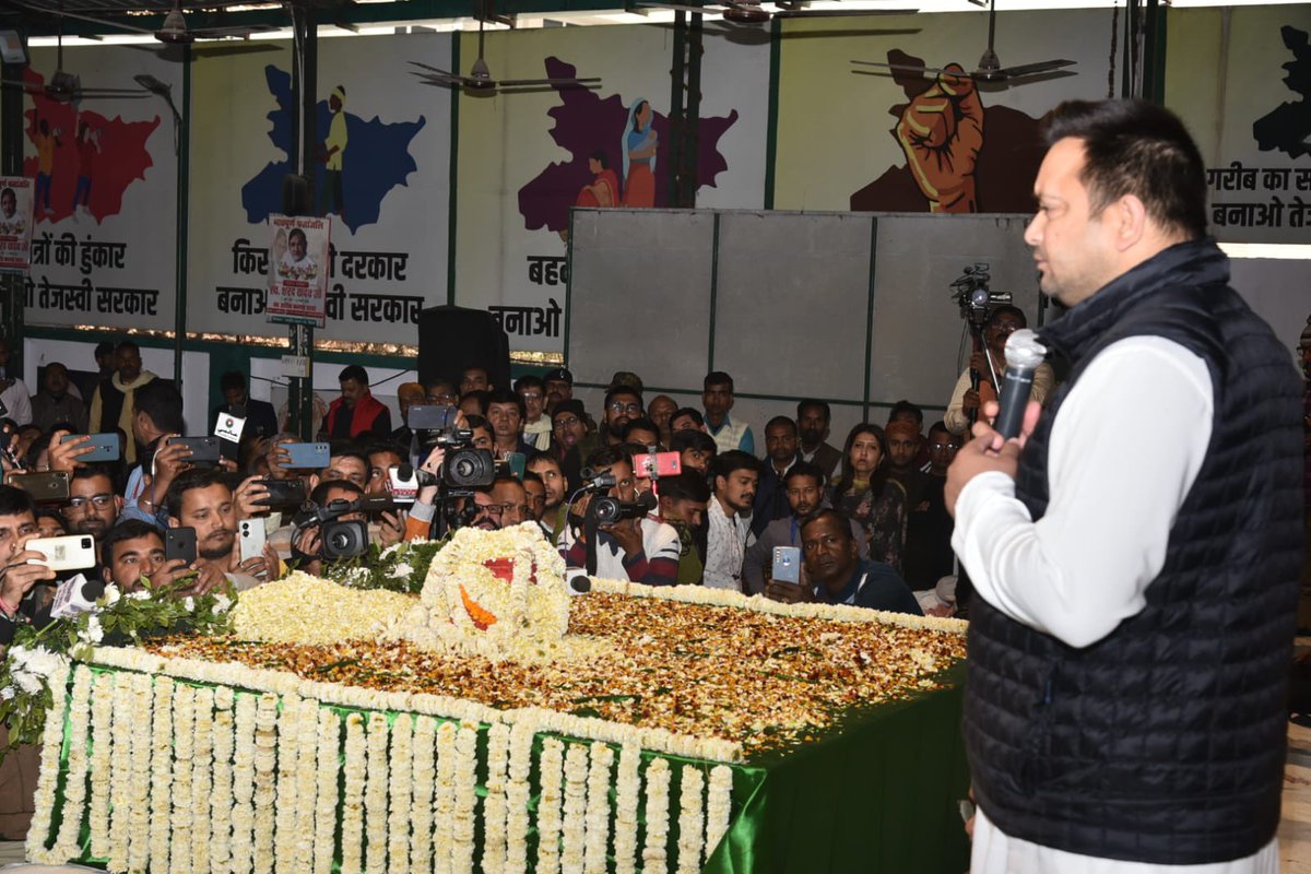 yadavtejashwi's tweet photo. महान समाजवादी नेता स्वर्गीय शरद यादव जी का  अस्थि कलश राजद कार्यालय पहुँचने पर आयोजित श्रद्धांजलि सभा में अपनी भावपूर्ण श्रद्धांजलि अर्पित की तथा अस्थि कलश यात्रा को उनकी कर्मभूमि मधेपुरा के लिए रवाना किया। https://t.co/q0M3KGqjOf