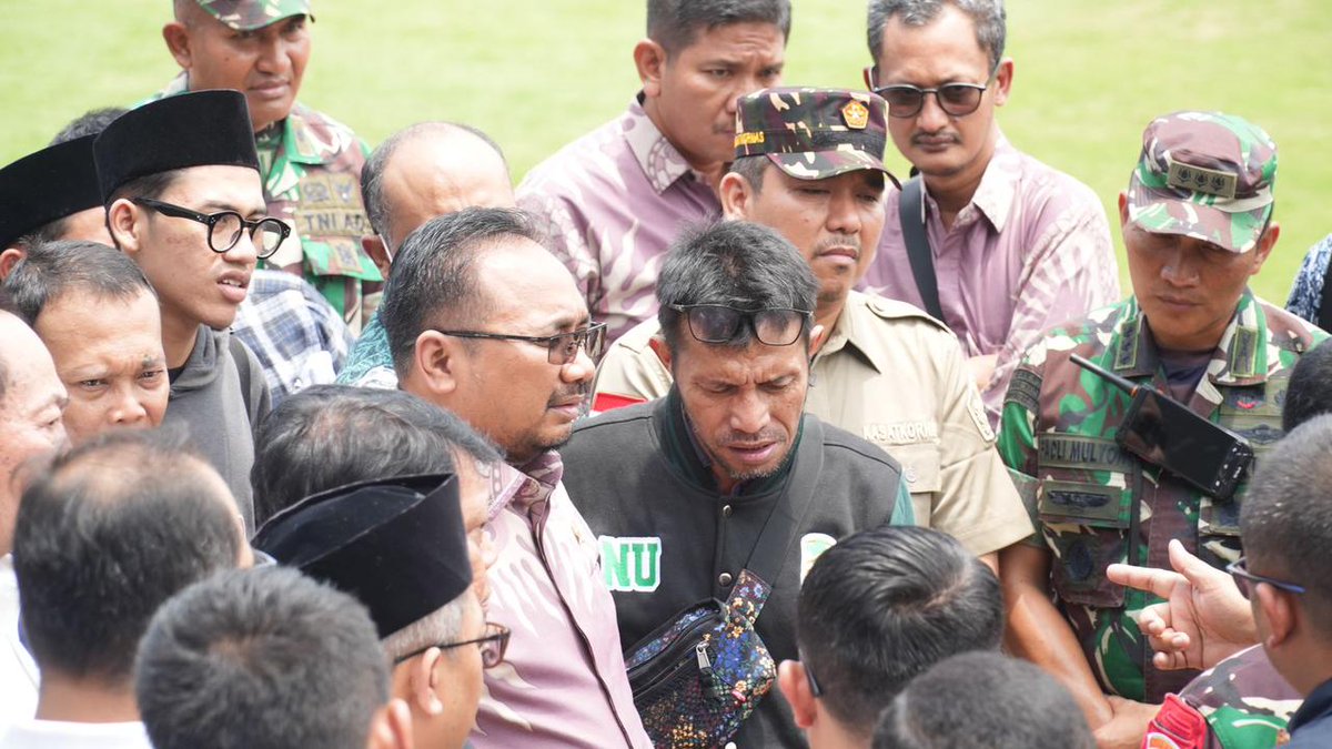 BAANARPPGPANSOR's tweet photo. Di tengah keramaian, percakapan menggiring persiapan suksesi kegiatan dilakukan: untuk fasilitasi "ngalap barokah raksasa" para jemaah. https://t.co/udTxahBKKu