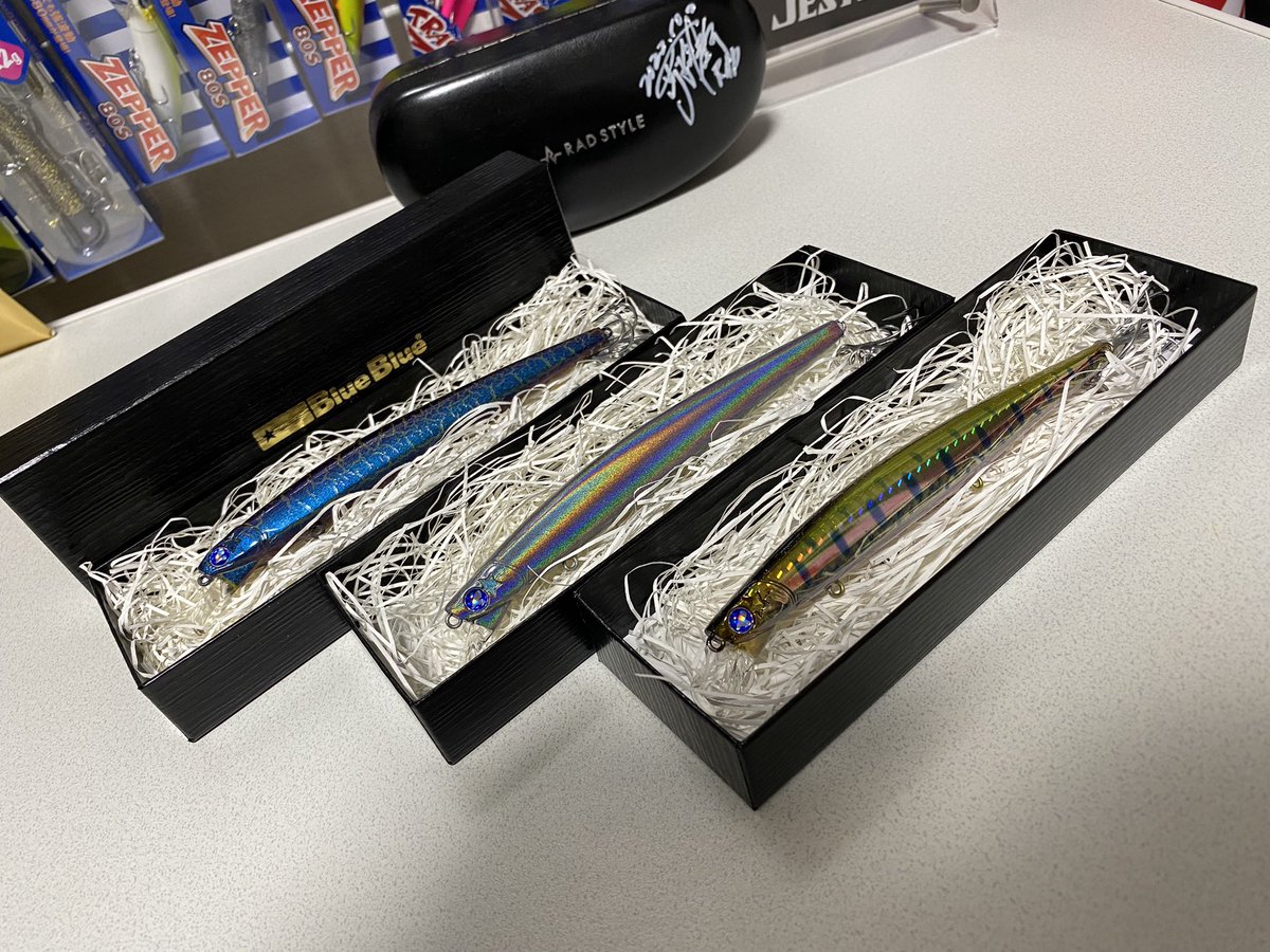 taisei_blueblue's tweet photo. このカラーカッコ良すぎる!!
クラック塗装で世界で一つだけの限定ブローウィン140s
3種類ともコンプリート!!!
#blueblue
#ブルーブルー
#blooowin140s
#ブローウィン140s
#限定カラー
#expandedcolor
#Qualia
#コレクションルアー
#クラック塗装 https://t.co/Raed6i8lAl