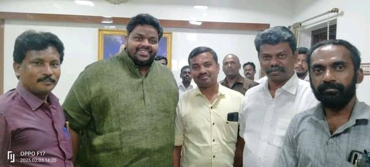 Tpkitofficial's tweet photo. நெல்லையில் இன்று அகில இந்திய பசும்பொன் முன்னேற்ற கழகத் தலைவர் மூர்த்தி தேவர் அவர்களை தலைவர் நாகை.திருவள்ளுவன் அவர்கள் மரியாதை நிமித்தமாக சந்தித்தார்.
@MoorthyThevar3 #AIPMK #TPK https://t.co/xClGH7FlG6