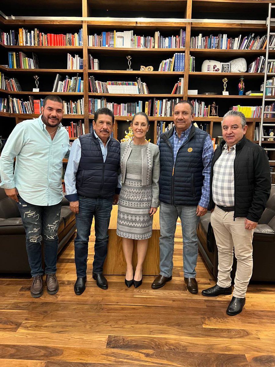 Claudiashein's tweet photo. Me reuní con Javier Sánchez Chávez, presidente de la Unión Nacional de Productores de Caña de Azúcar, así como con su directiva. Hablamos de la situación de los ingenios azucareros y la importancia de este sector en el país. https://t.co/lJd5R8y3hA