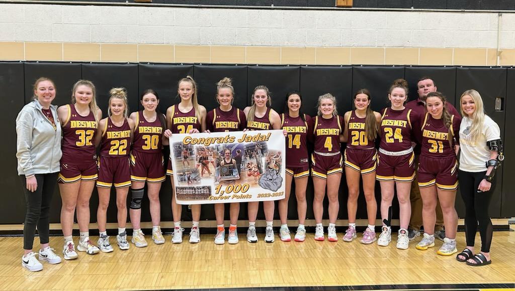 Congrats to <a href="/Jadaburke1414/">Jada</a> on scoring her 1,000th point tonight in Lake Benton!  <a href="/RyanDeal_605/">Ryan Deal</a> @AnderaMidco <a href="/KELOSweeter/">Grant Sweeter</a> <a href="/IceBorg/">Zach Borg</a> <a href="/Tanner_Castora/">Tanner Castora</a>