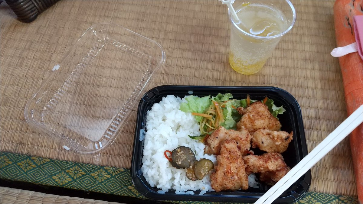 kimono_kawagoe's tweet photo. cafeplugさんの縁マルシェ参加中。唐揚げ弁当をこれから食べま～す。
#縁マルシェ
#cafeplug
#カフェプラグ https://t.co/yvYzh2MITZ