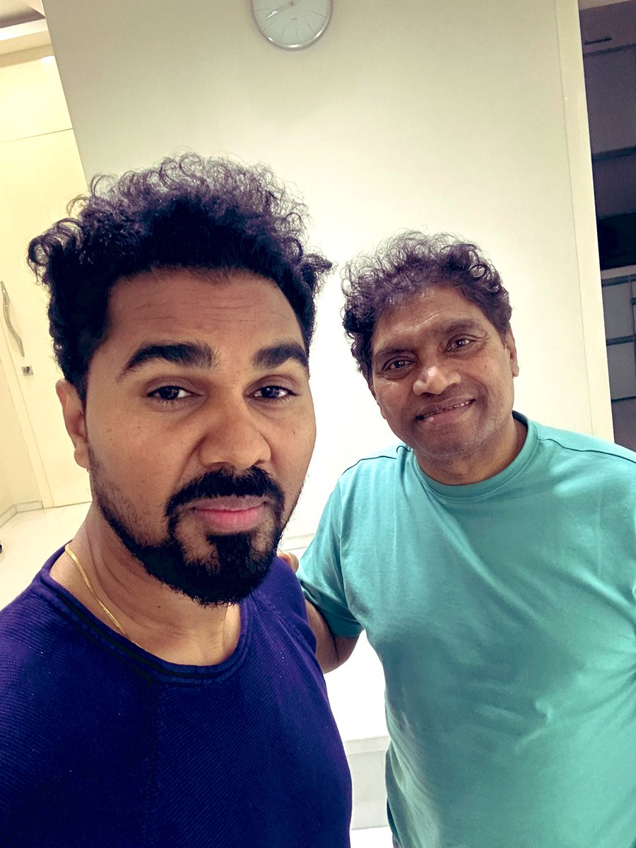 jaswantjustone's tweet photo. फिल्म इंडस्ट्री में एक से एक कलाकार हैं
उनमे से कुछ हैं फ़नकार
कुछ होते कारीगर
और कुछ होते हैं जादूगर जिन्हे खुद नहीं पता होता वो मंच पर क्या करेंगे उन्ही हंसी के जादुगरों को स्टैंडप-कॉमेडियन कहते हैं - जानी लीवर
@iamjohnylever #johnylever #comedyking #standupc https://t.co/iNC1HH7KlE