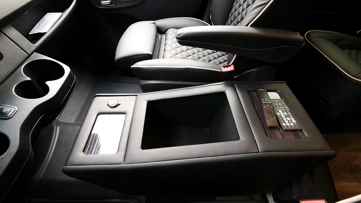 HQCustomDesign's tweet photo. For Sale - New 2022 Mercedes-Benz Sprinter 144” 2500 high roof in back exterior. Family/Executive Edition features a bold black interior with 9-passengers.  (approved)
https://t.co/cmizLprqH6        
.
.
#customization #customvehiclebuild #mercedessprinter https://t.co/ZS3yLoJXwX