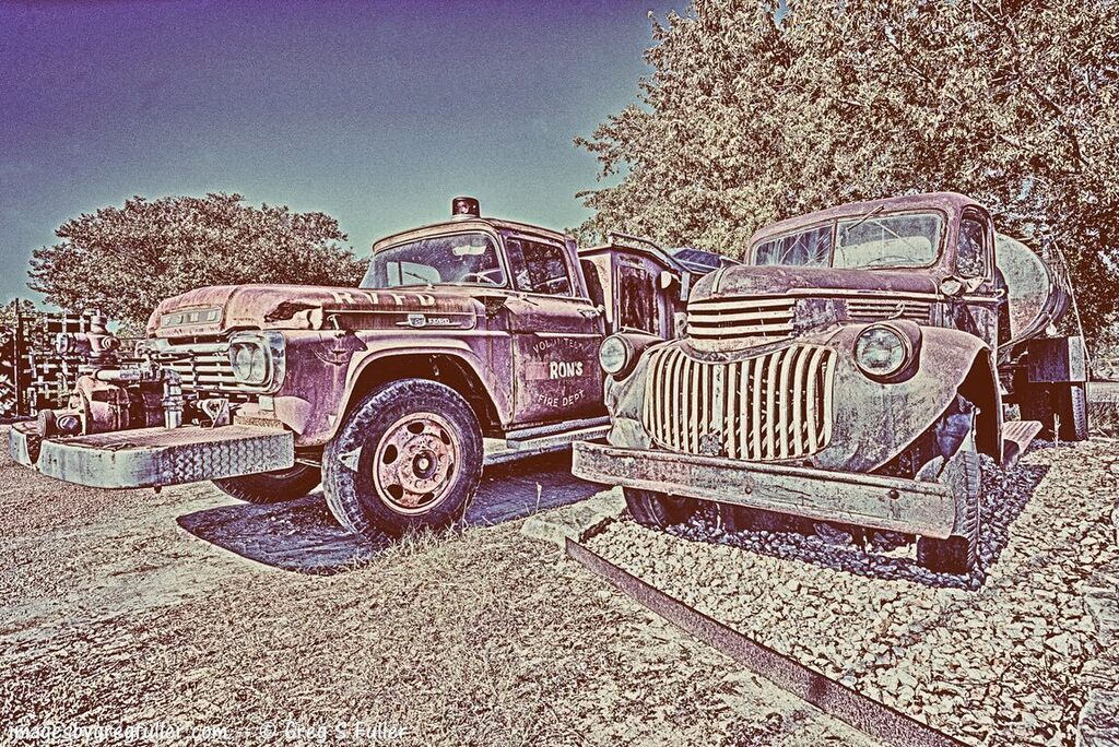 Yard Art - Henley, Texas

#henlytexas 
##vintageford #vintagechevy #fordtruck  #chevytruck #vintagechevy #vintagechevytruck #chevrolettruck #vintagechevrolet #vintagefiretruck #vintagefordfiretruck #firetruck #vintagetankertruck #vintagetexacofueltruck #… instagr.am/p/CoOfHUfu_f5/