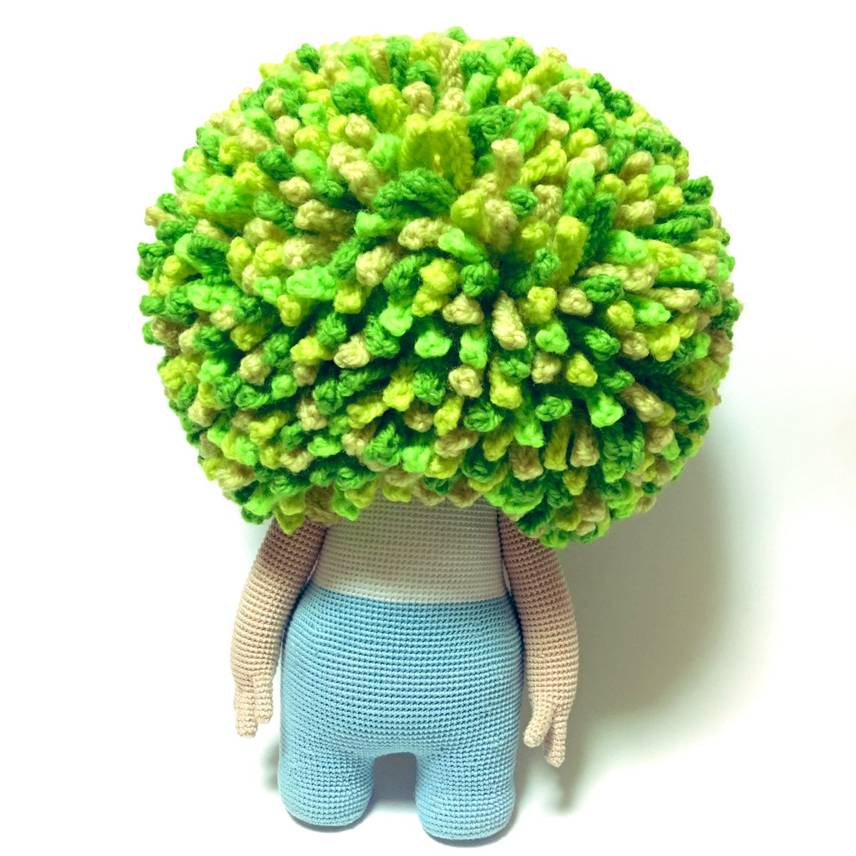 bon_chic's tweet photo. 「くりさぶろう」の2体目が完成。編み図はないけど手が覚えているのか、ほぼ同じサイズになりました。
人間も被れるイガグリ帽子付き。（毛糸で編んだ痛くないイガを編み込んであります。イガは約700本。）これから楽しい旅のお供をします。 
エミーグランデ、ハマナカボニー使用 #福田利之 #bonworks https://t.co/4sm2RNwIJz