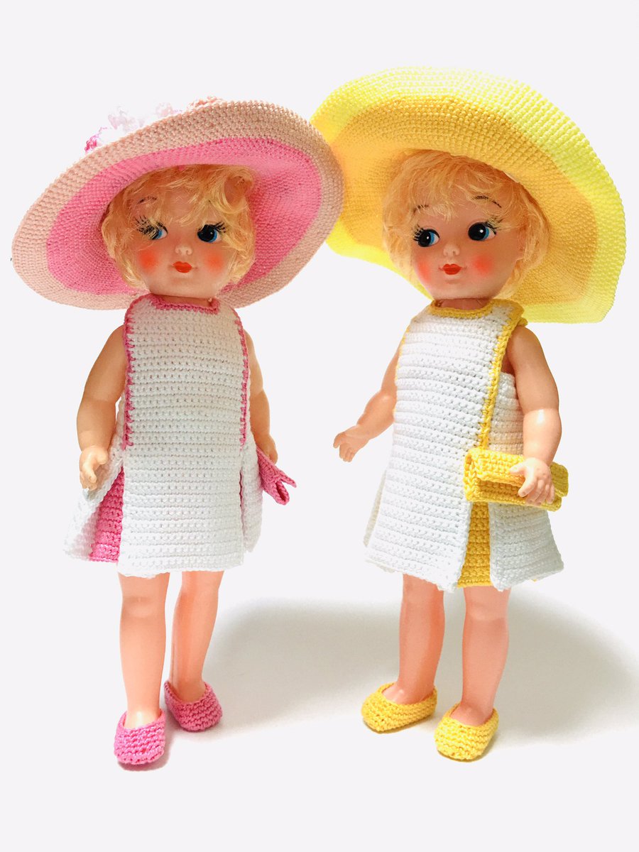 bon_chic's tweet photo. 「ロシュフォールの恋人たち」の双子ファッションをかぎ針編みで再現。劇中で双子と同じ洋服を着た人形が映り込んでいたのを見て、いつか作ろうと思っていたシリーズです。エミーグランデ使用。
#LesDemoisellesdeRochefort #bonworks https://t.co/qaYsKcAJIs