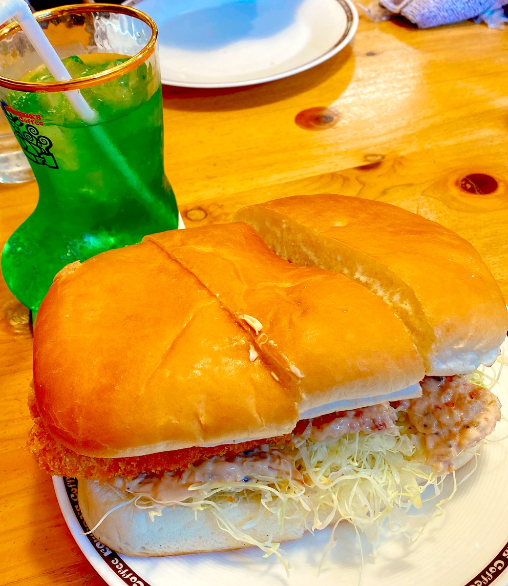 お昼はコメダでエビカツサンド～🦐
ボリューミーでビックリ👀‼️

午後から運動なのに、満腹でしばらくは動けなさそう😵‍💫