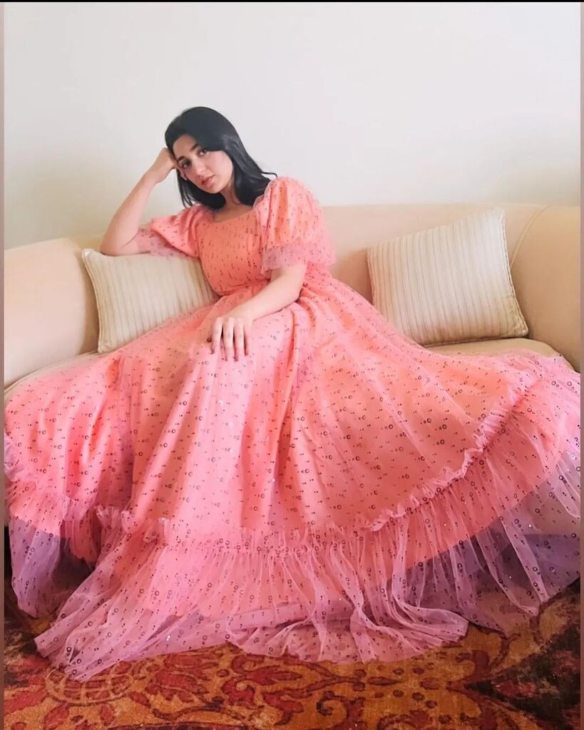 Effortless elegance at its finest 💕 Sarah Khan stuns in this beautiful pink gown! 

#SarahKhan #GownGoals #FashionForward #PakistaniActress #EleganceInPink #BeautyInMotion #Lollywood #lollywooduncensored