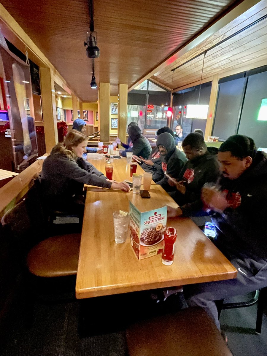 Tough loss tonight but Apple Bees it is for dinner 🙌🏽 🙏🏽 fighting and pushing through. #finishstrong!🦾🙏🏽 <a href="/BarclayC_MBB/">Barclay</a> <a href="/BearsRecruiting/">BarclayCollegeRecruiting</a>