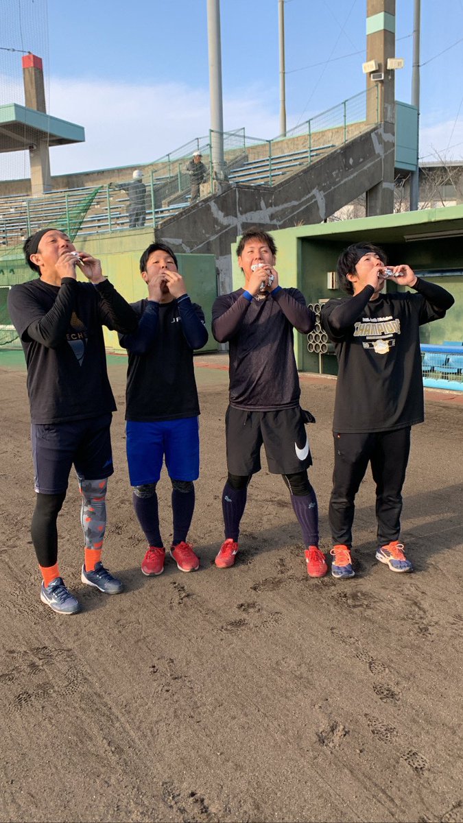 kmgrgr1's tweet photo. 鹿児島自主トレ終了しました！
川﨑さん参加させていただきありがとうございました！
最後は川﨑さんのご実家で恵方巻きいただきました！
#川﨑宗則選手
#佐々木斗夢選手
#上田政宗選手
#宮崎サンシャインズ https://t.co/w27jp9suzm