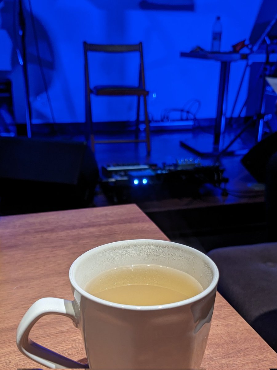 amayadori_123's tweet photo. ステージと客席。あの距離だからこそ生まれるアットホームな一体感が、緊張を心地よくほぐしてくれました。そしていよいよ怒涛のライブスケジュール!演奏できる喜びを全身で感じながら元気に駆け抜けてほしいです。
#西村ケント
#UncleJam https://t.co/IwkgnVRDWN