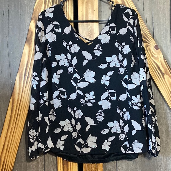 nellecat29's tweet photo. So good I had to share! Check out all the items I'm loving on @Poshmarkapp #poshmark #fashion #style #shopmycloset #lclaurenconrad #torrid: https://t.co/CQjDitOj8x https://t.co/3WylVQhCPw