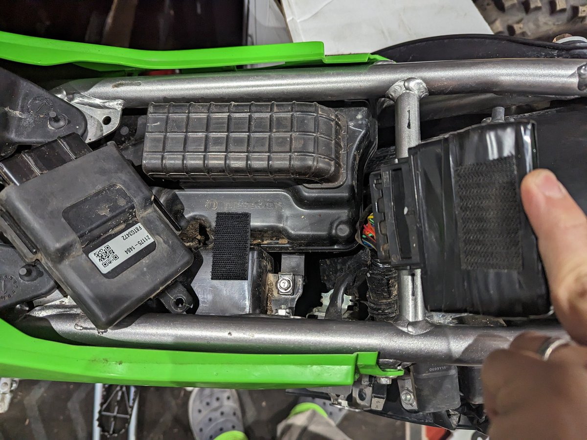 koji504's tweet photo. インスト〜〜〜ル!!
小型軽量化してステーも合わないから撤去。
ベルクロで十分
#KLX230R
#ECUSHOP https://t.co/phOy0zurd4
