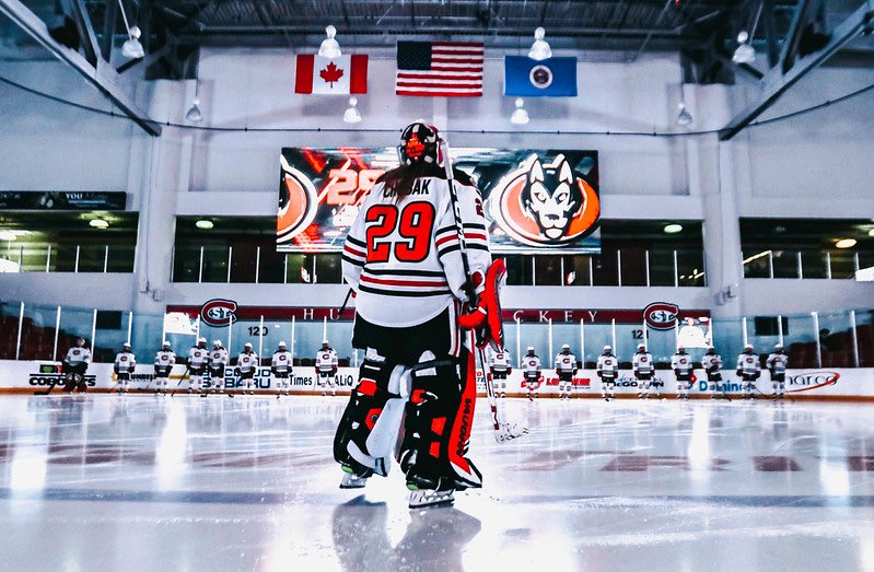 SCSUHuskies_WHK's tweet photo. 𝑺𝒉𝒆 𝑺𝒕𝒂𝒏𝒅𝒔 𝑨𝒍𝒐𝒏𝒆

With her fifth 0️⃣ of the year, @ViolaChobak has now recorded the most shutouts in a single season in program history 🤩

#HuskiesHockey 🏒 https://t.co/6Khg1pp11M
